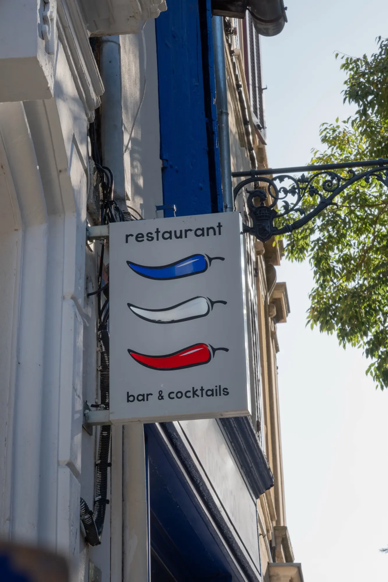 Enseigne du restaurant, bar à cocktails Cocorico dans le centre d'Arles