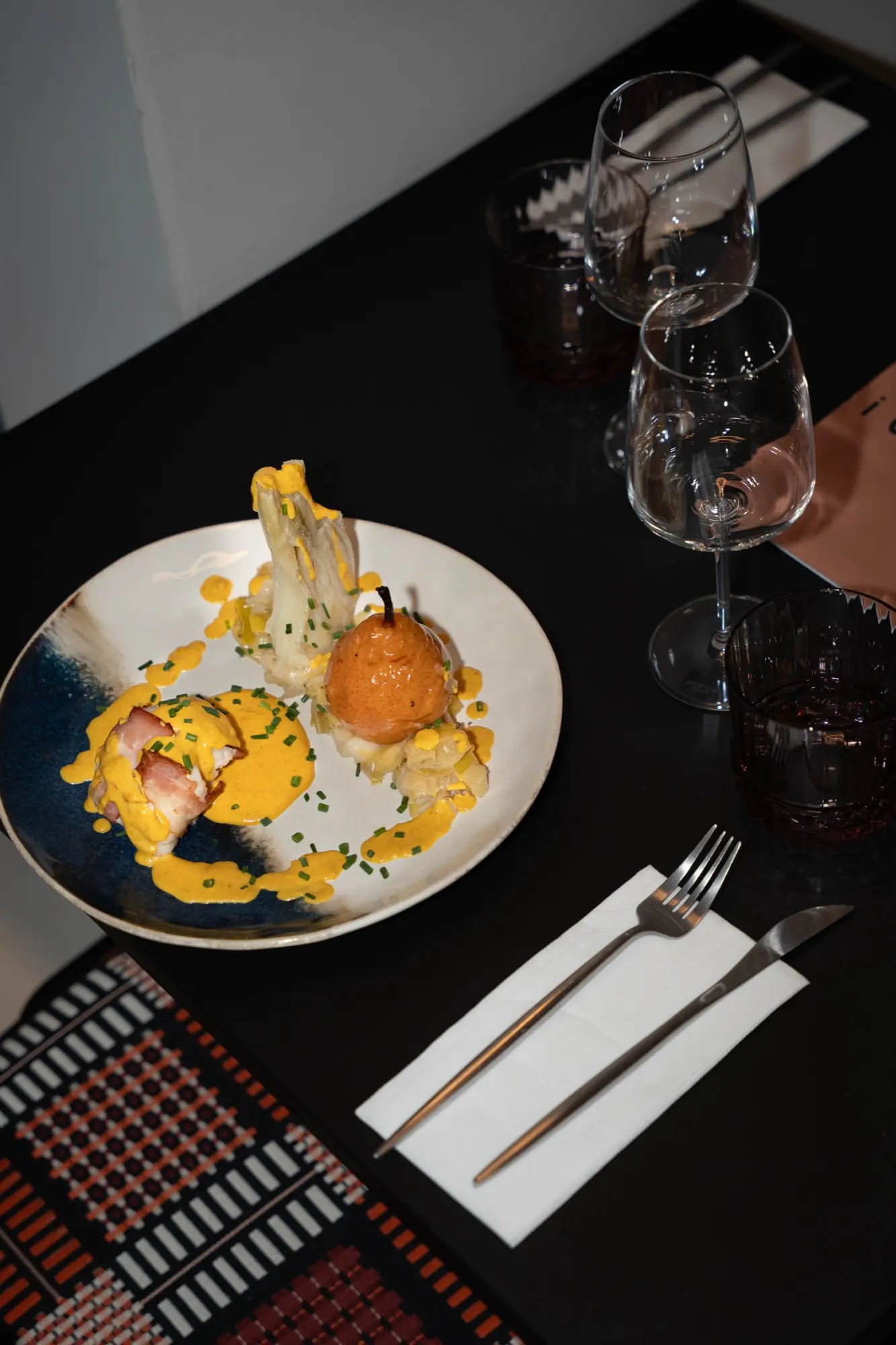 Plat dressé sur table noire au restaurant Cocorico à Arles