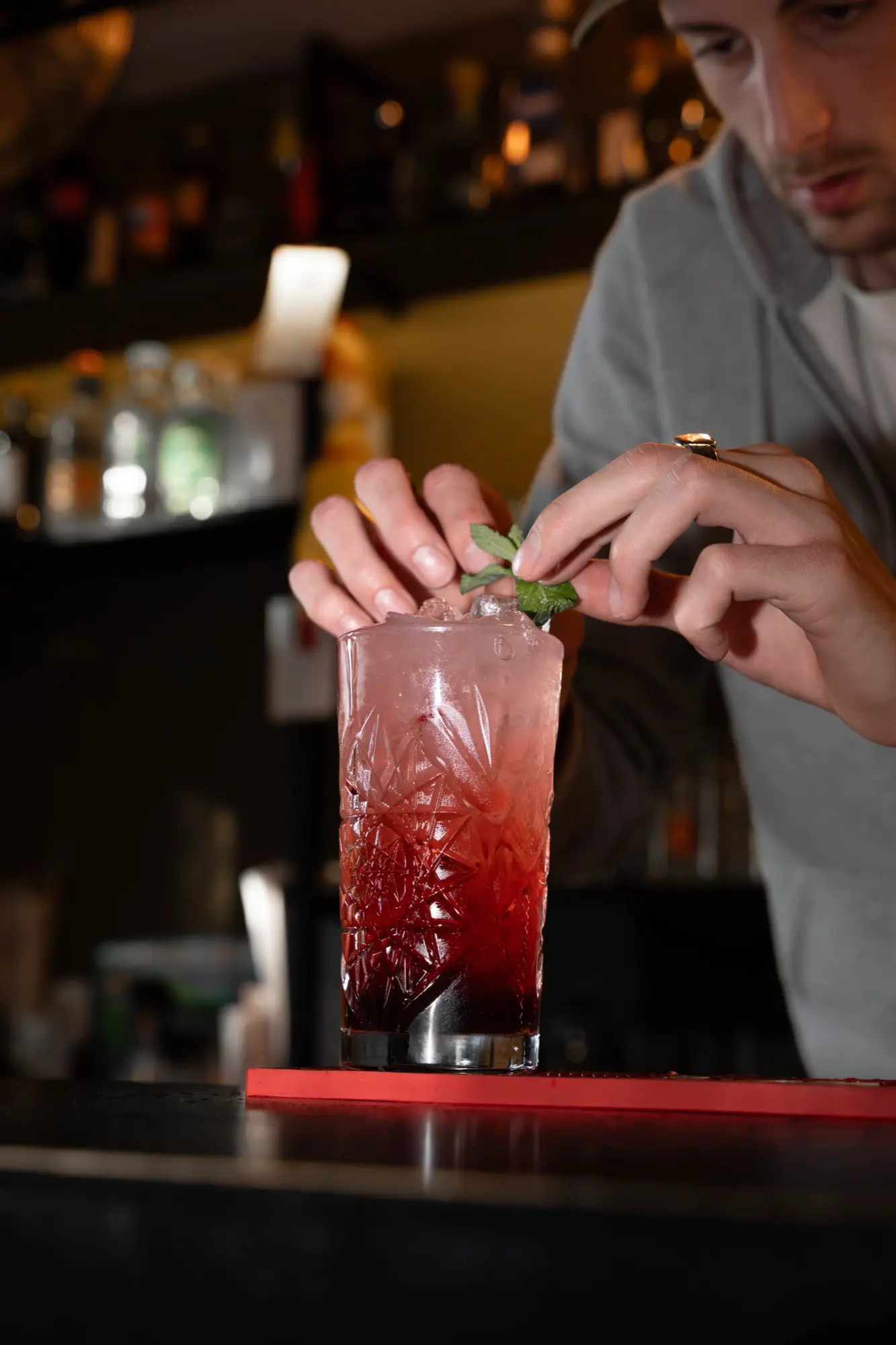 Barman préparant un cocktail au comptoir de Cocorico à Arles