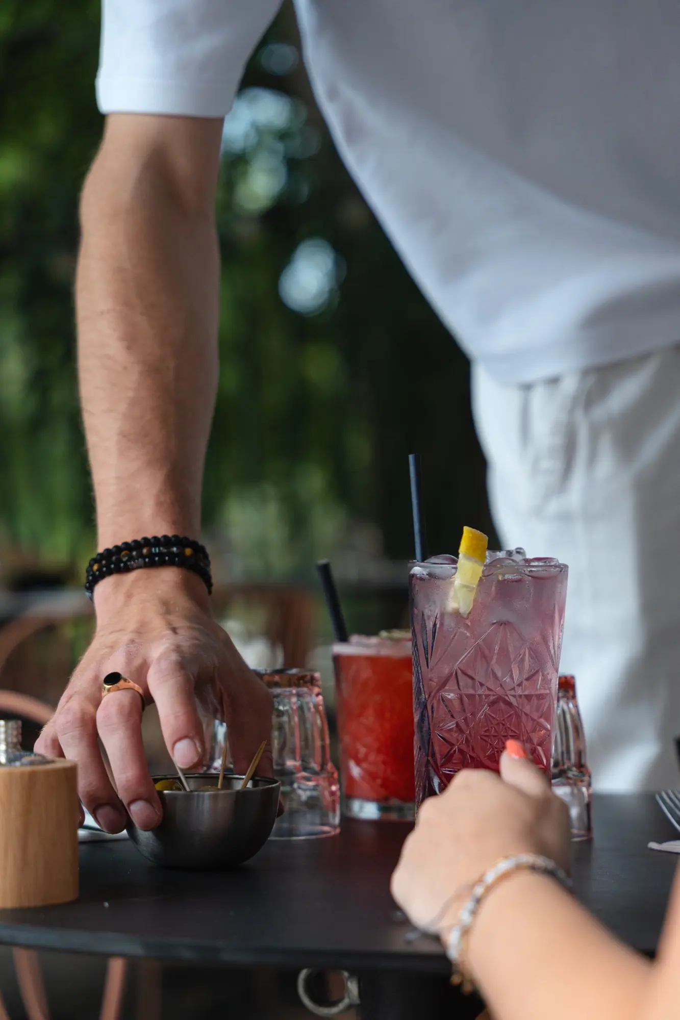Service des cocktails en terrasse au restaurant Cocorico