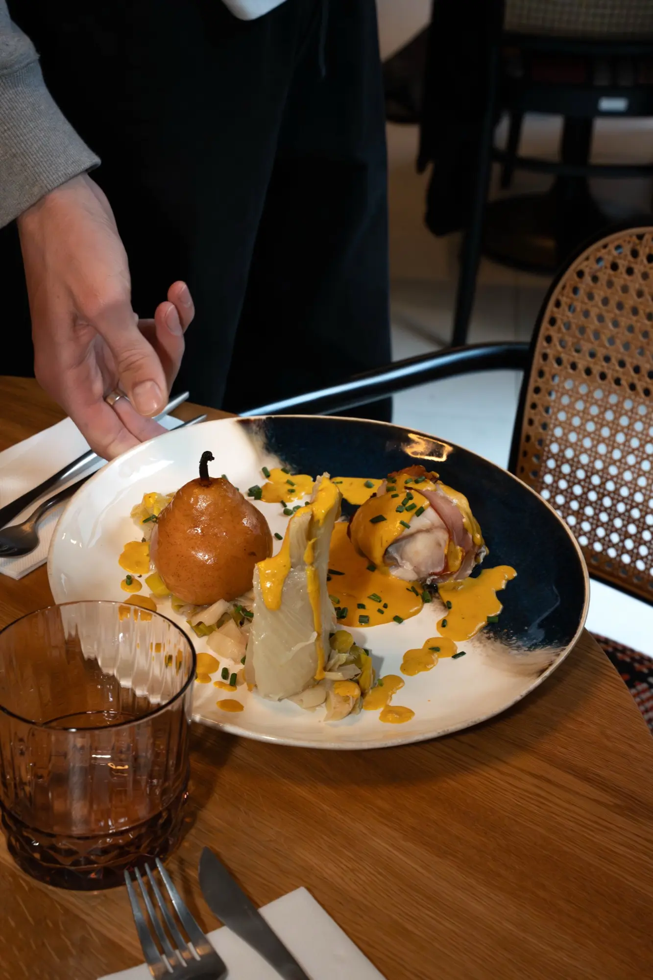 Service d'un plat en salle au restaurant Cocorico à Arles