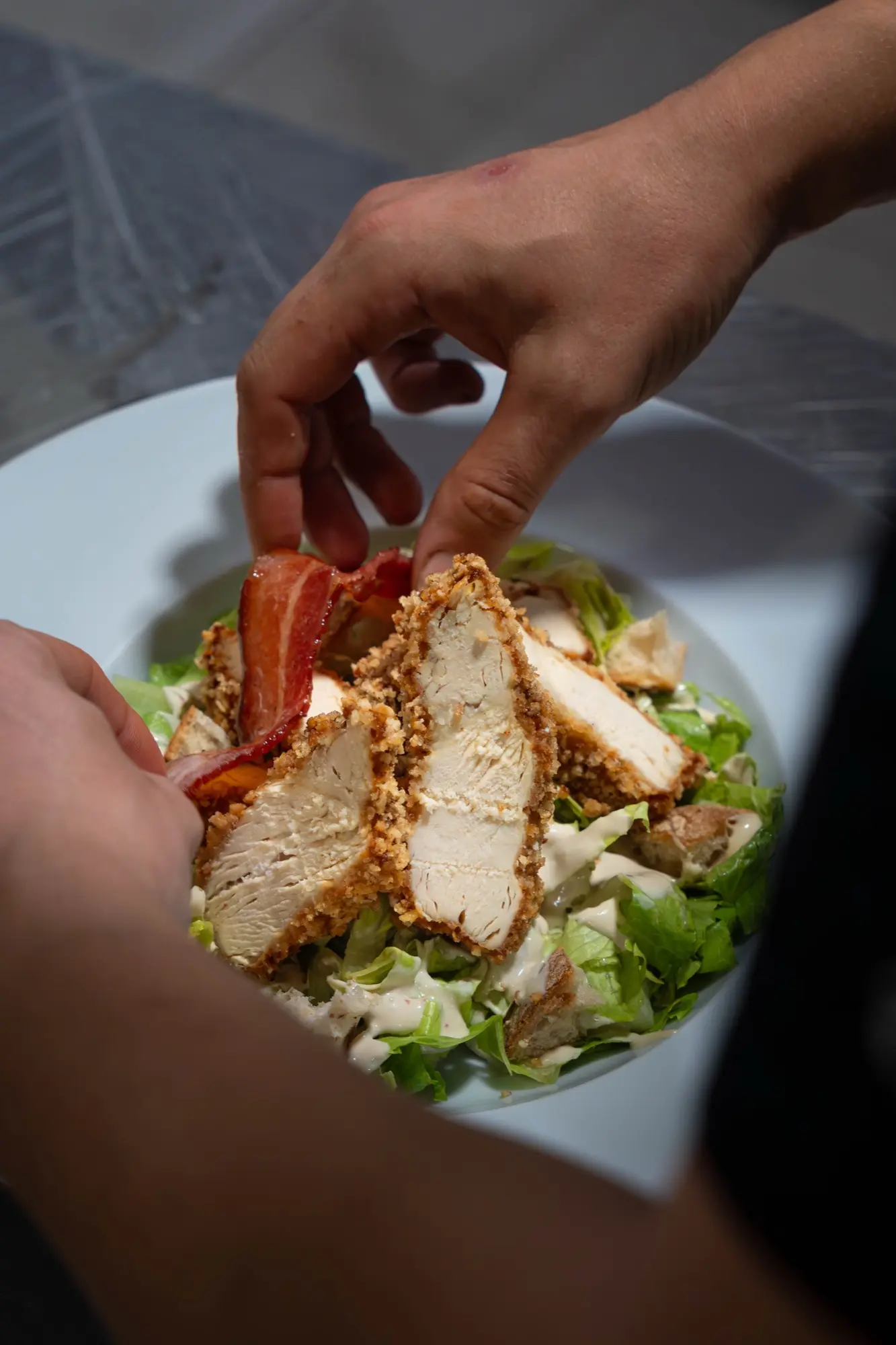 Dressage d'une salade césar en cuisine chez Cocorico
