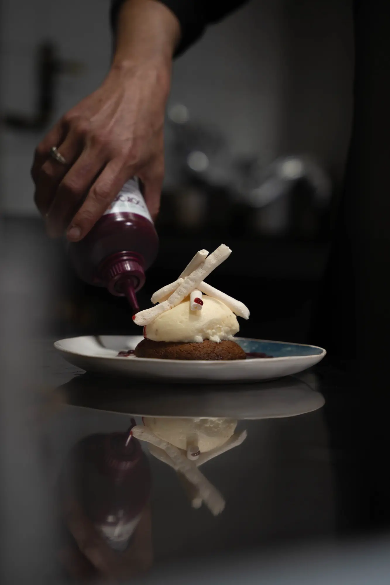 Sauce versée sur un dessert, photographie culinaire Cocorico Arles