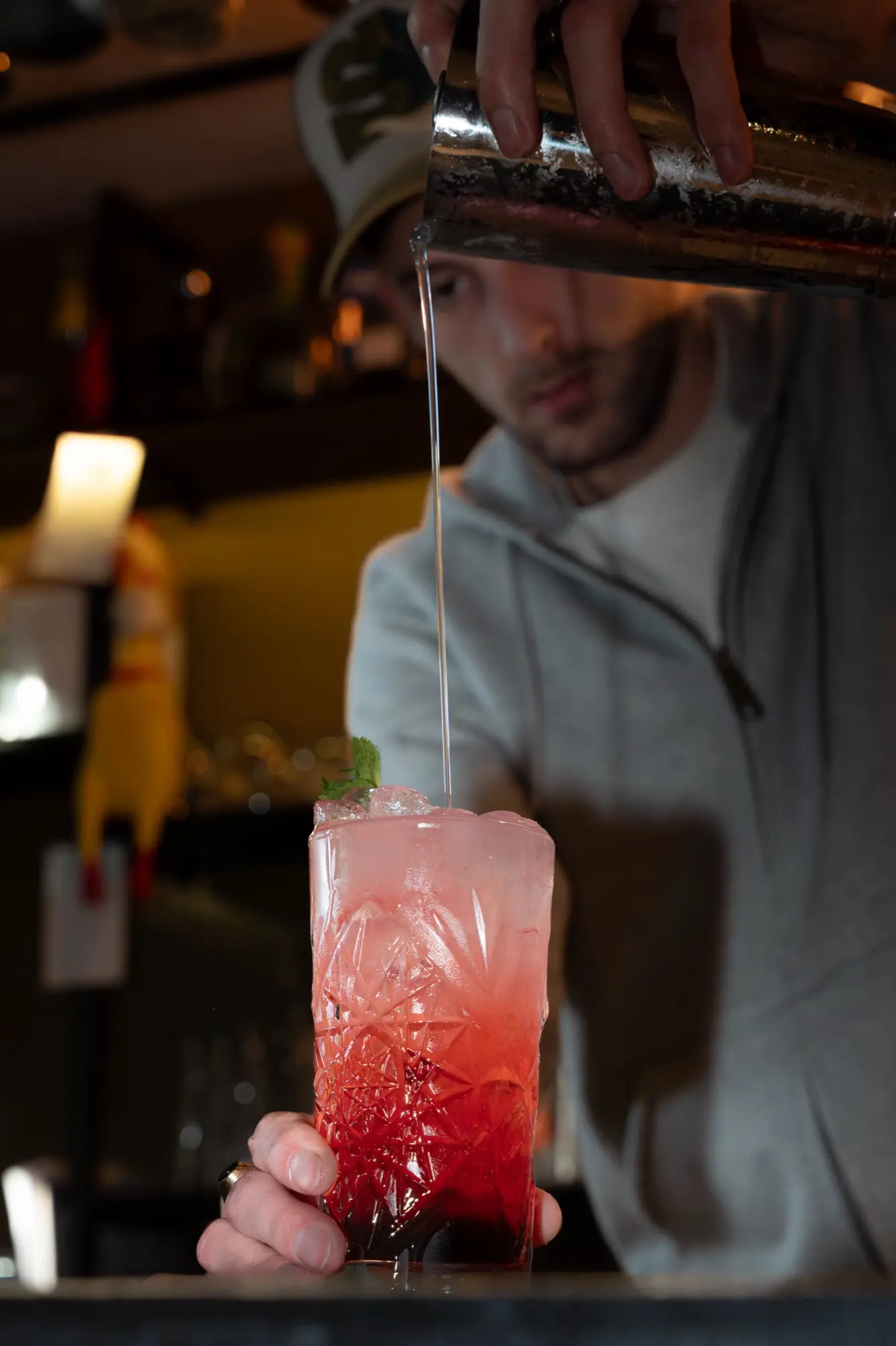 Cocktail versé au shaker par le barman de Cocorico