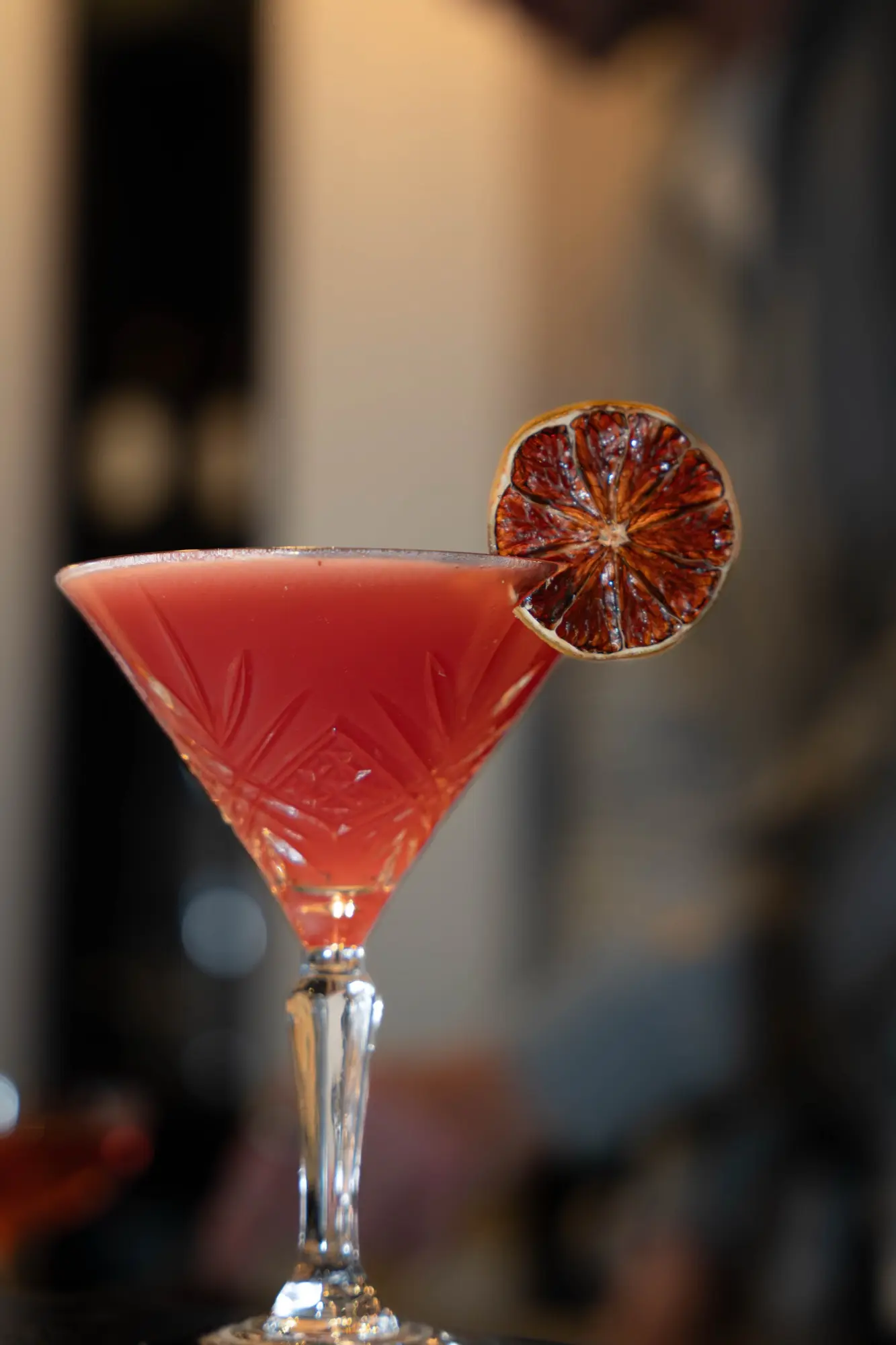 Cocktail martini garni d'un agrume séché, bar Cocorico Arles