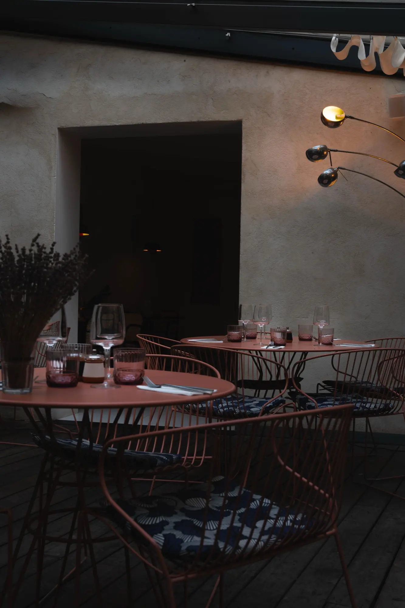 Terrasse aux tables roses de Cocorico au crépuscule, Arles
