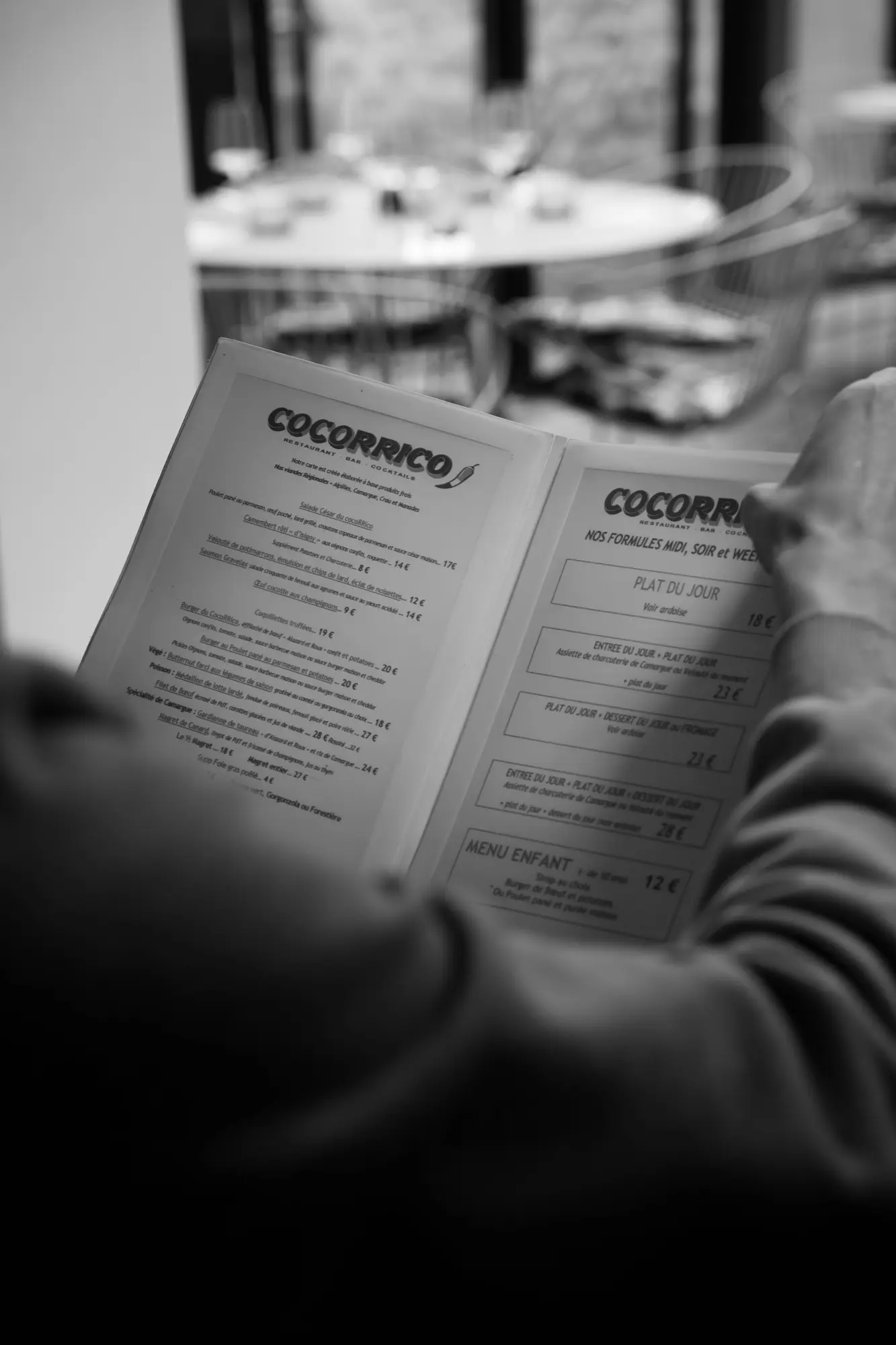 La carte de Cocorico feuilletée, photographie en noir et blanc