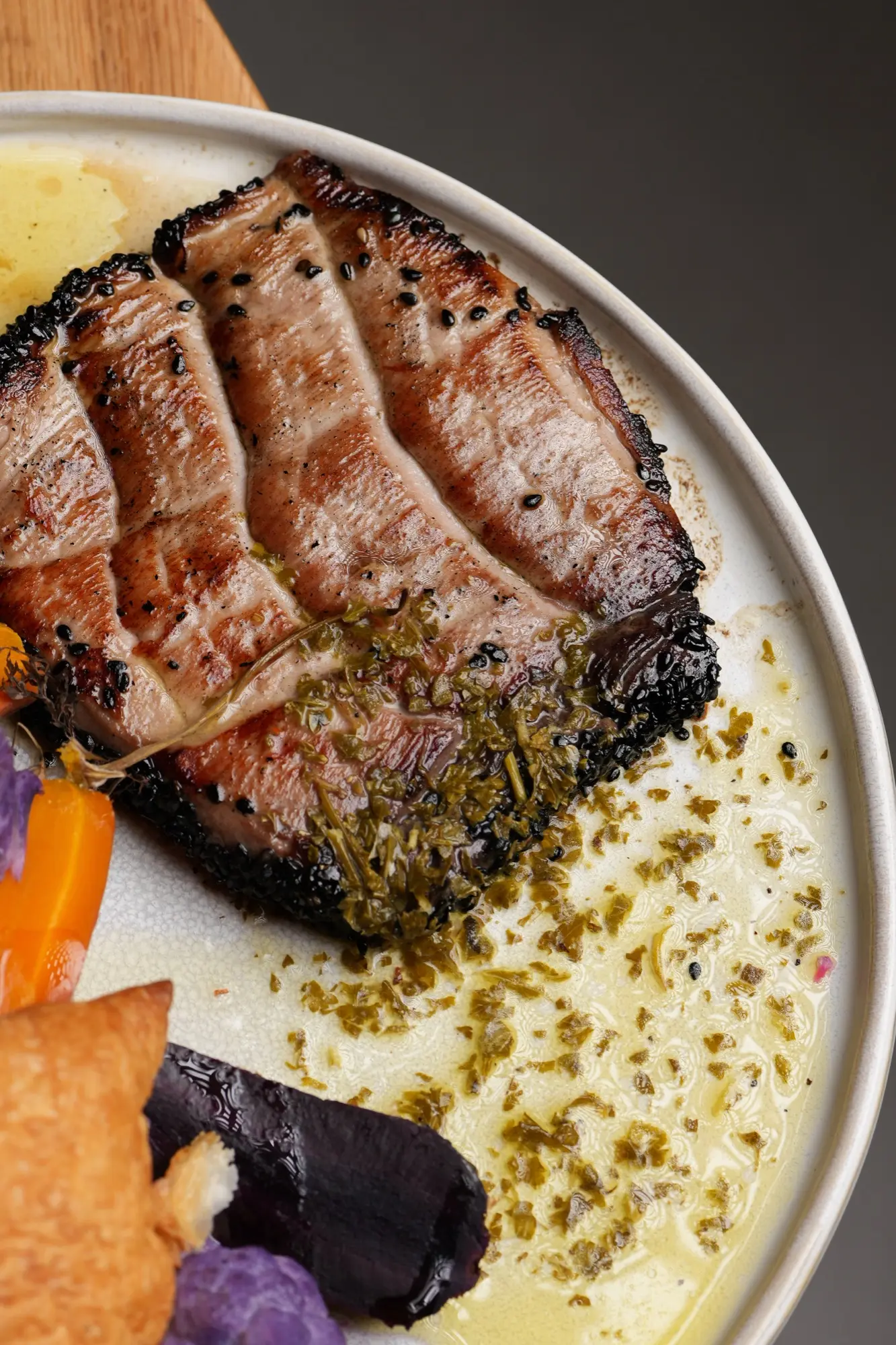 Pièce de viande snackée aux herbes, photographie culinaire Cocorico Arles