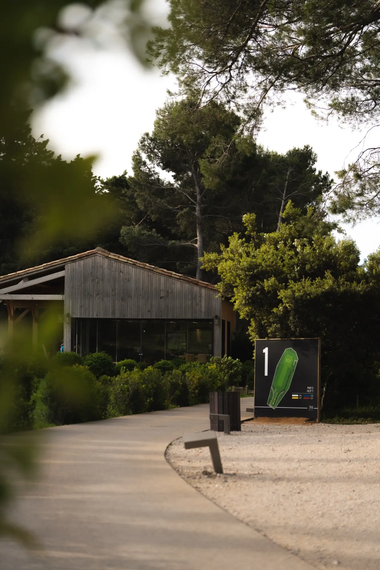 Allée du club house et de la boutique du golf