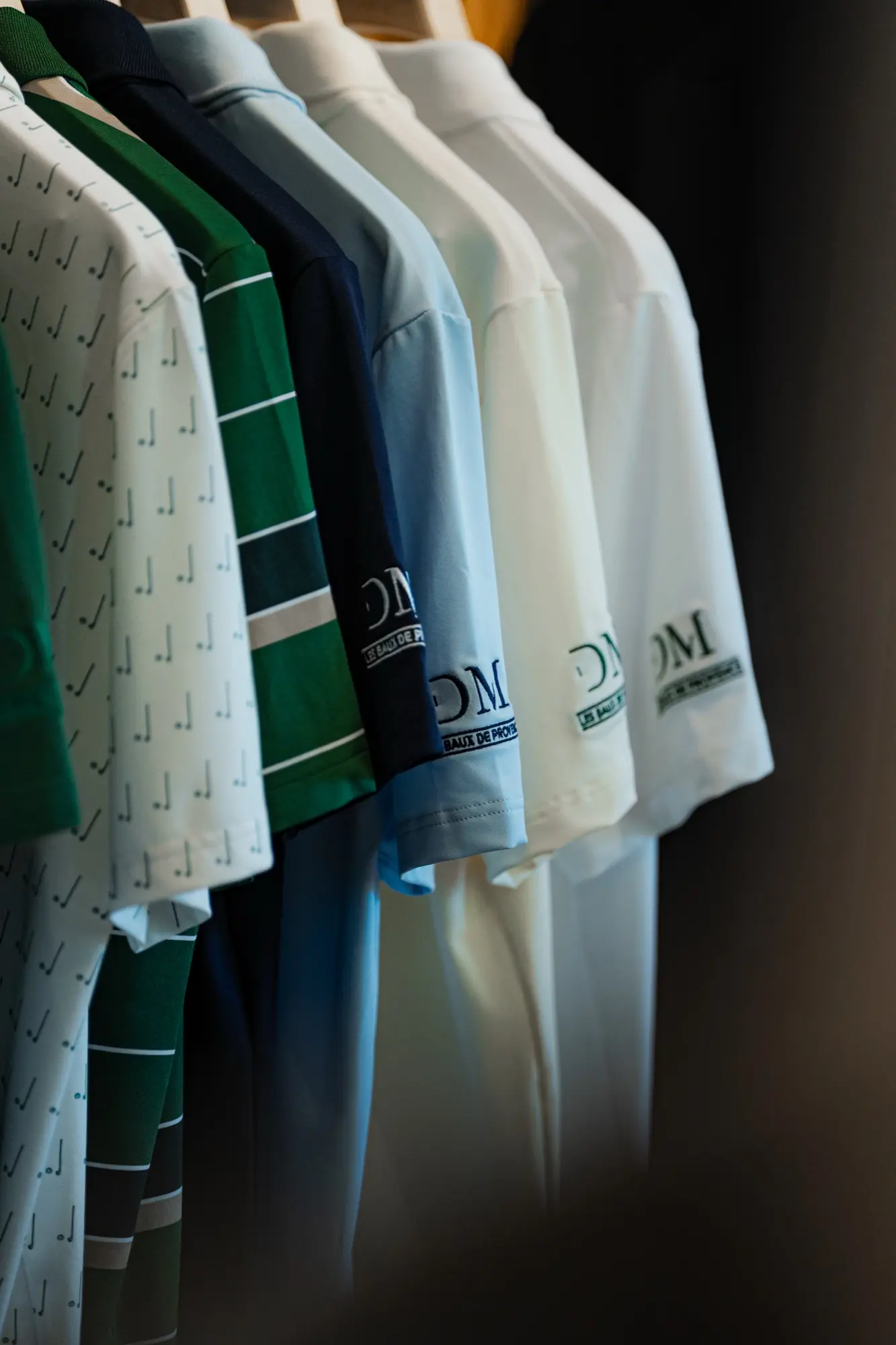 Polos brodés Domaine de Manville en boutique
