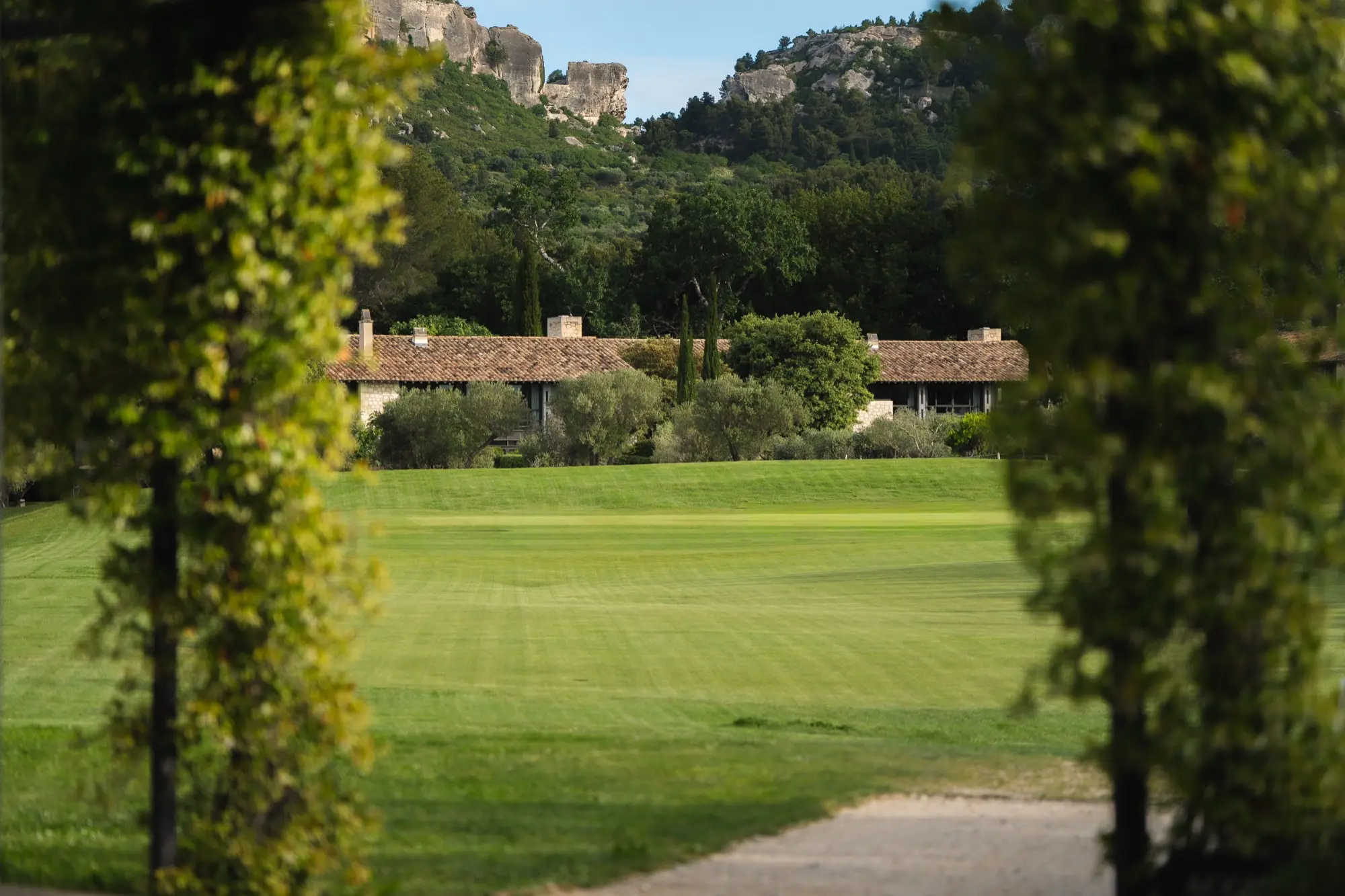 Le village des Baux-de-Provence aperçu depuis le golf