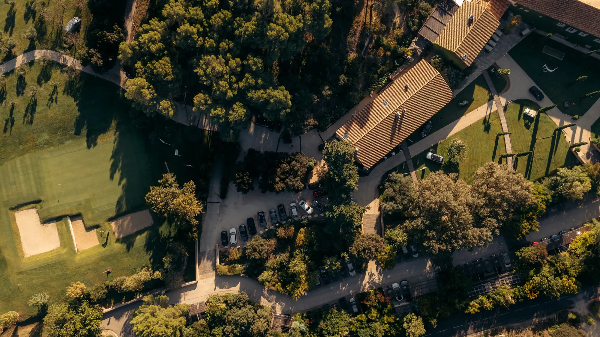 Le club house du Domaine de Manville vu par drone à l'heure dorée