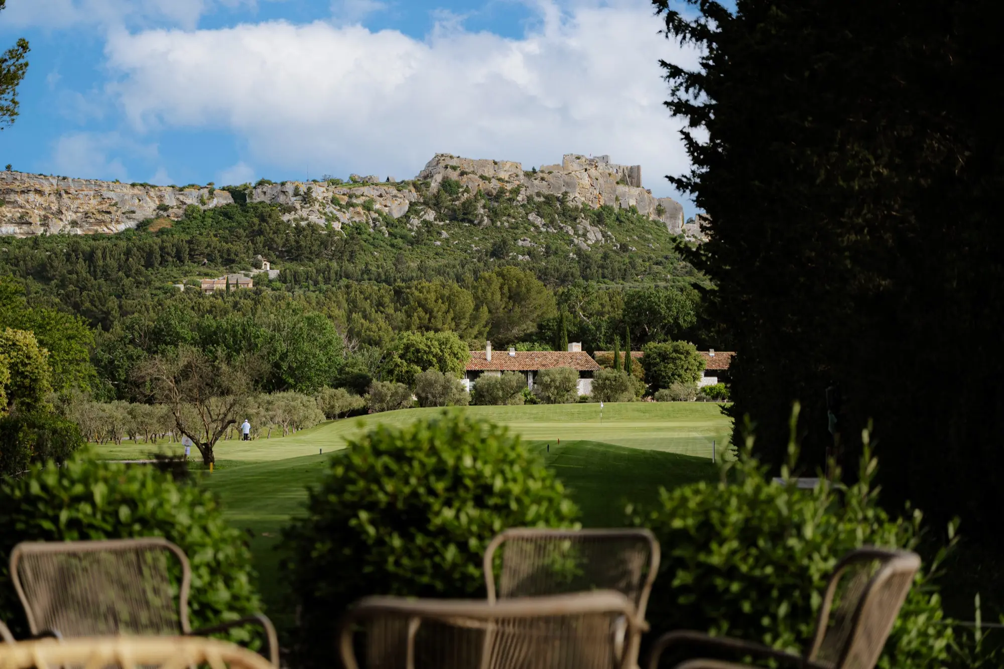 La terrasse du club house face au château des Baux-de-Provence