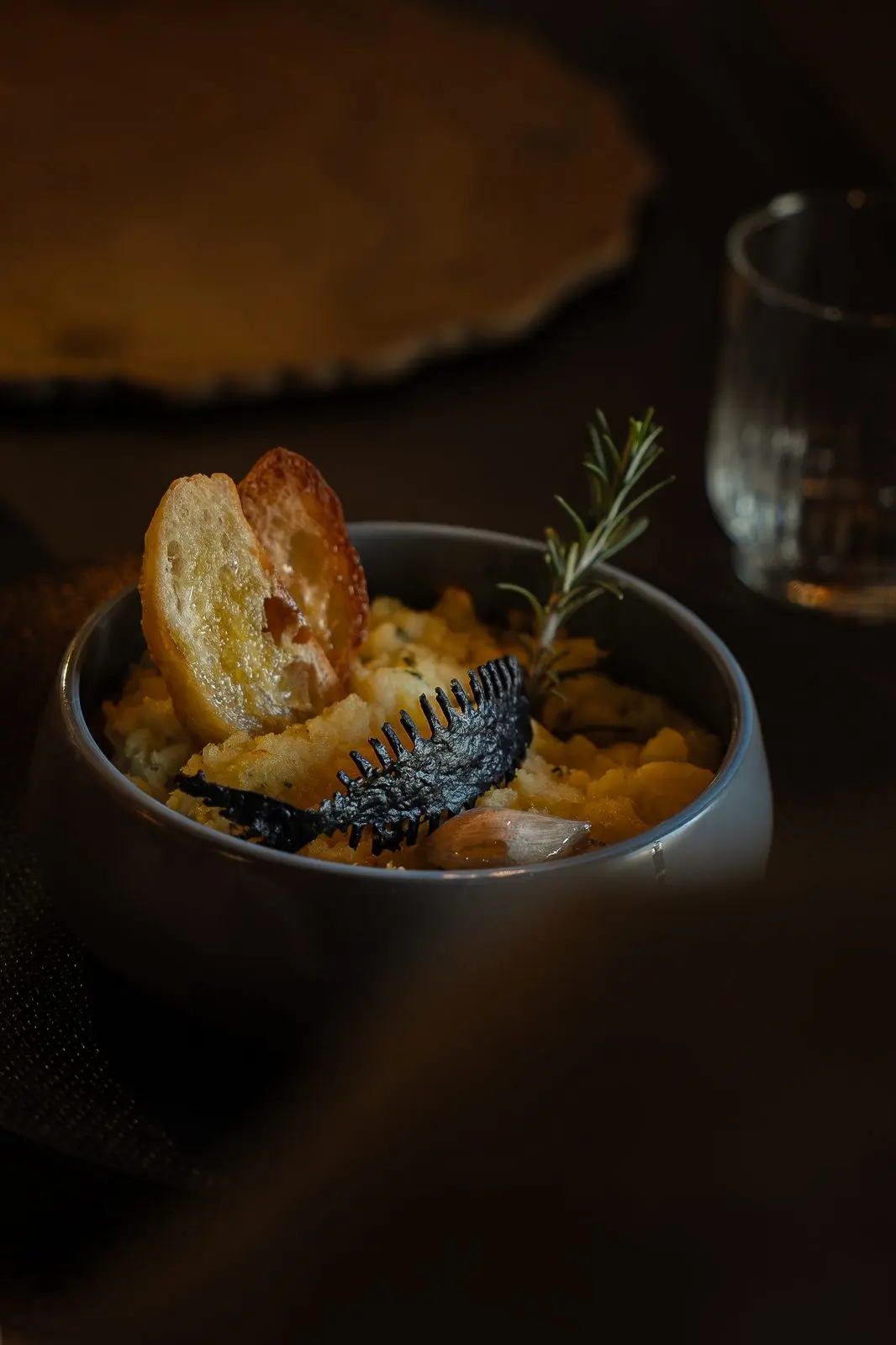 Brandade dressée en cocotte, romarin et pain grillé — photographie culinaire