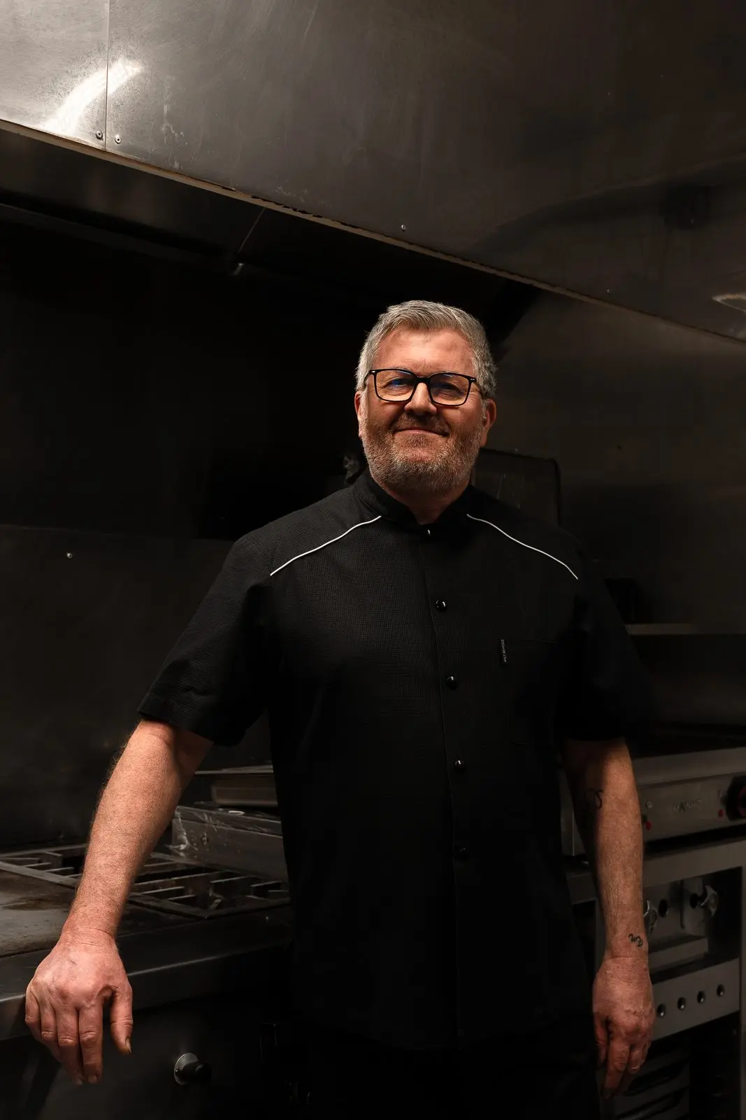 Le chef en cuisine à L'Oustaloun, Maussane-les-Alpilles