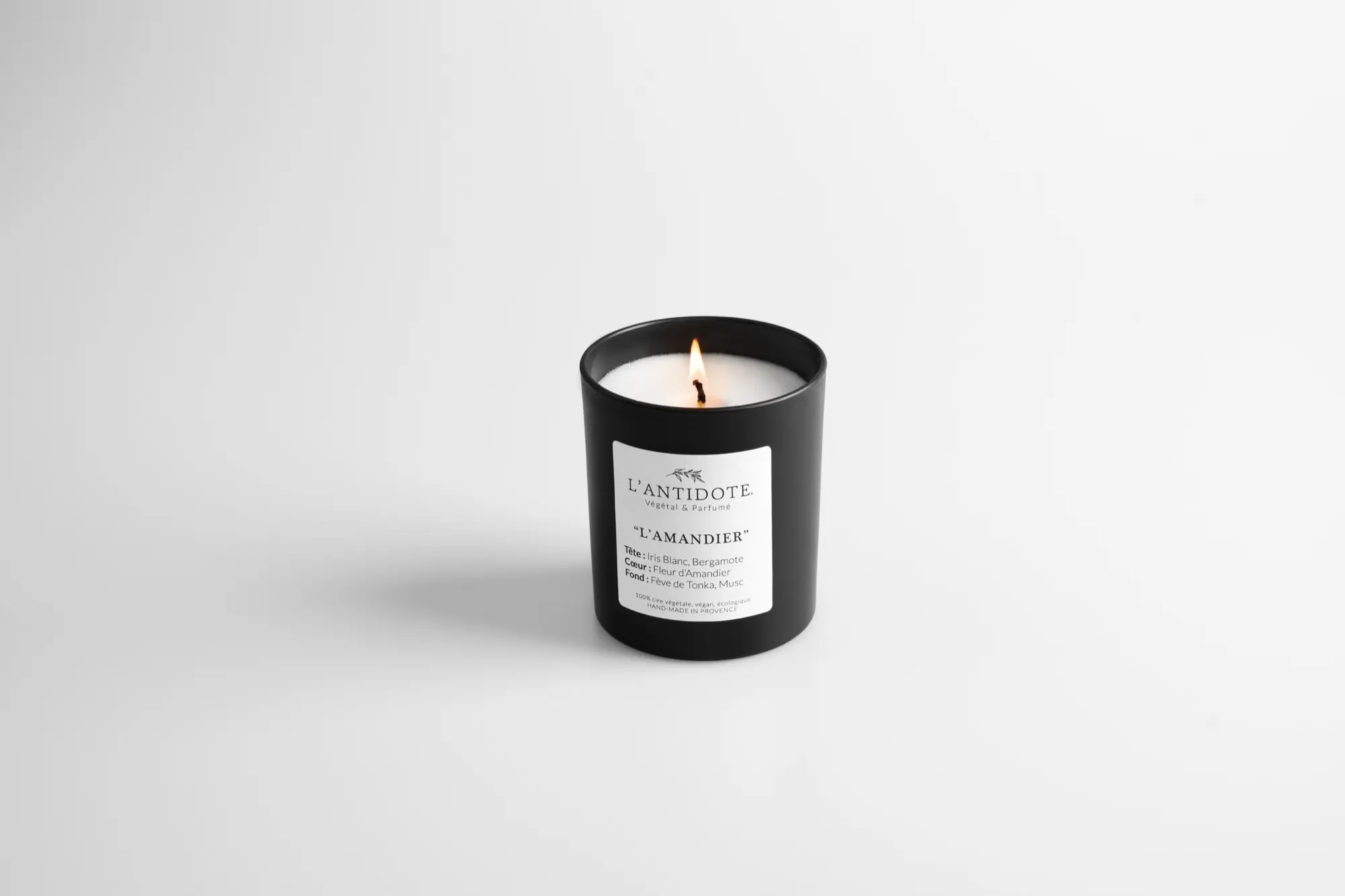 Bougie noire L'Antidote sur fond neutre, packshot studio