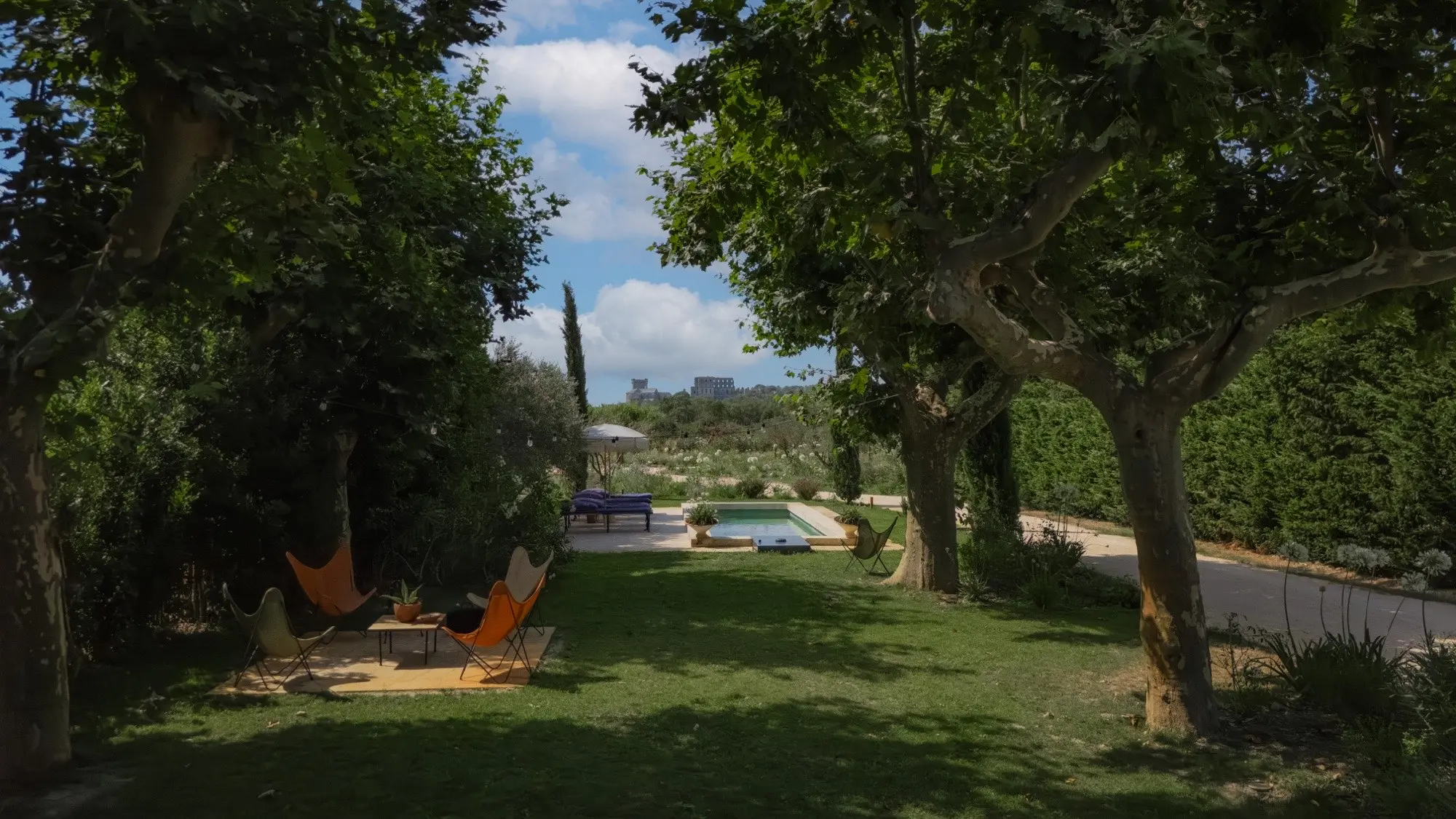 Jardin et piscine d'un domaine en Provence vus par drone