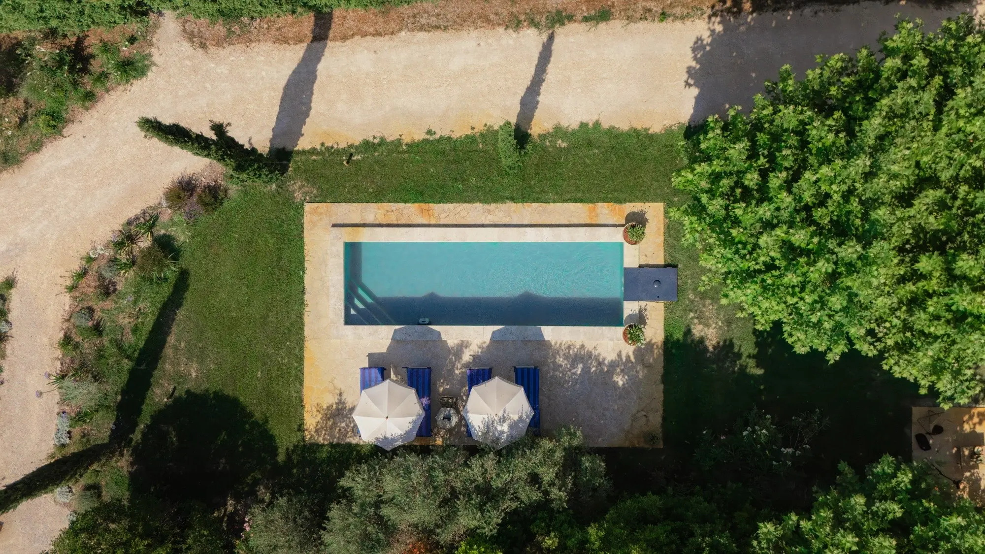 Piscine d'une propriété en Provence photographiée par drone à la verticale