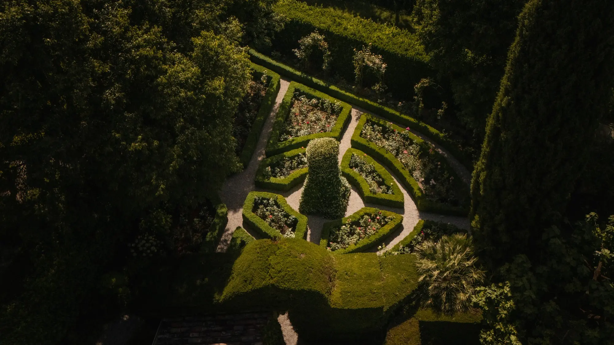 Jardin à la française d'un domaine en Provence vu par drone