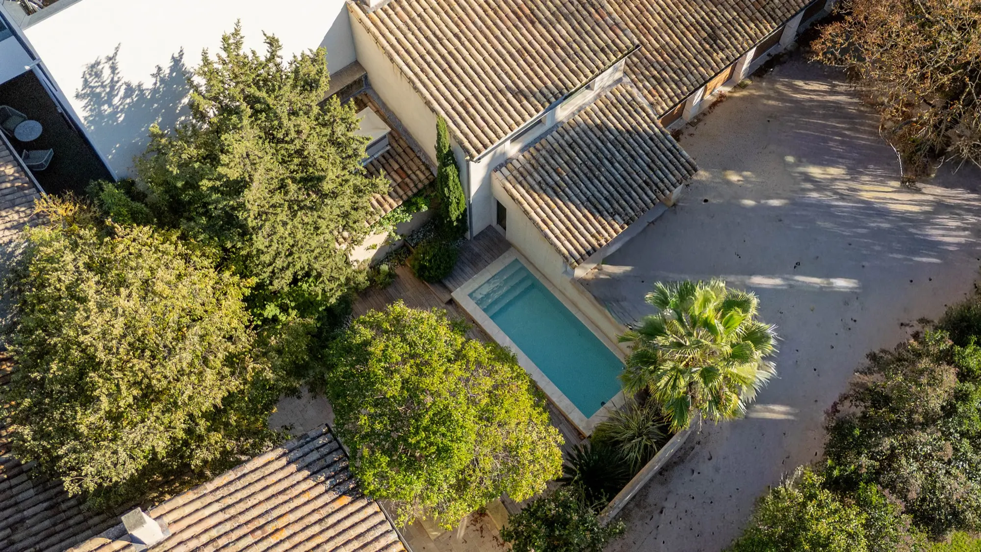 Villa et piscine vues par drone en Provence