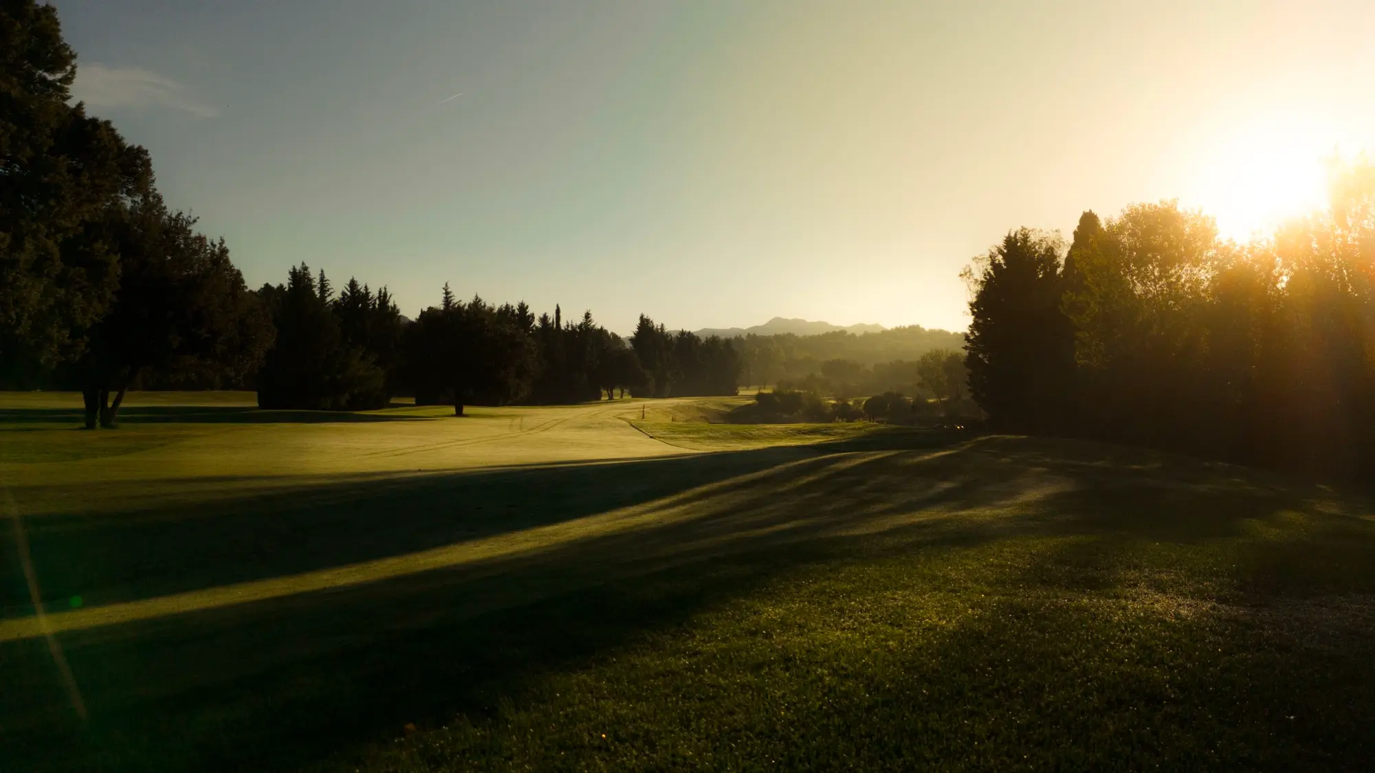Vue aérienne du golf et des Alpilles en Provence