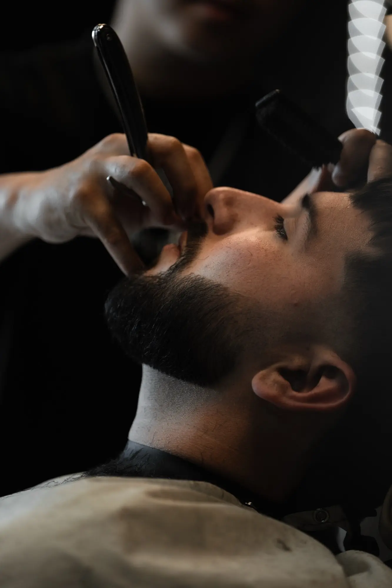 Geste précis du barbier au rasoir, reportage d'entreprise