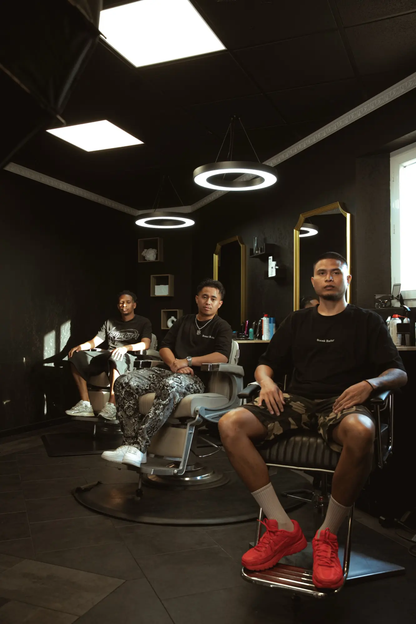 Portrait d'ambiance dans les fauteuils d'un salon de barbier en Provence