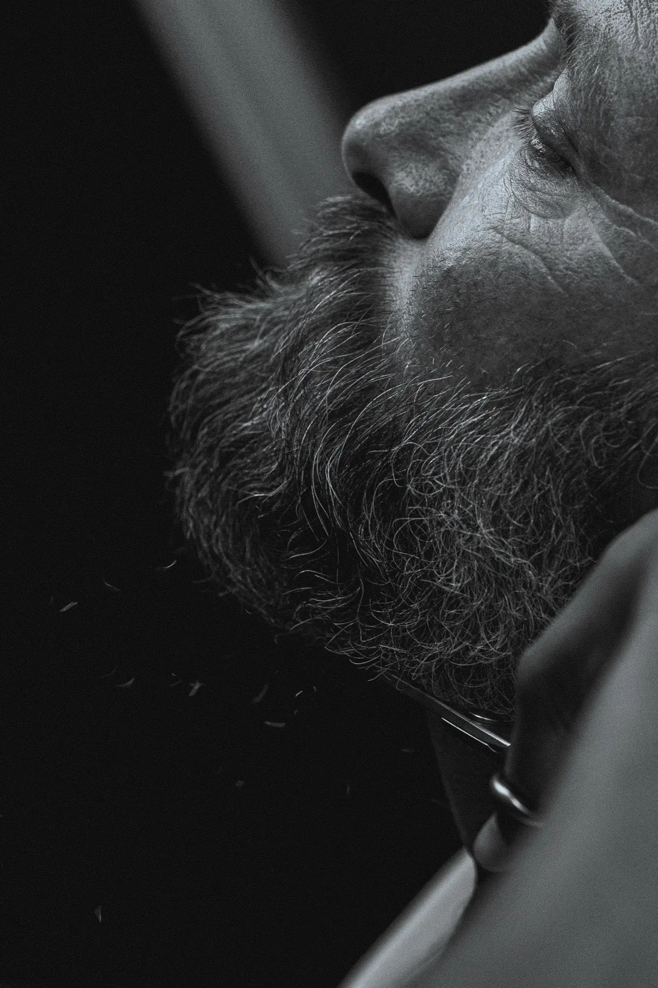 Détail de barbe au salon de barbier, reportage en noir et blanc