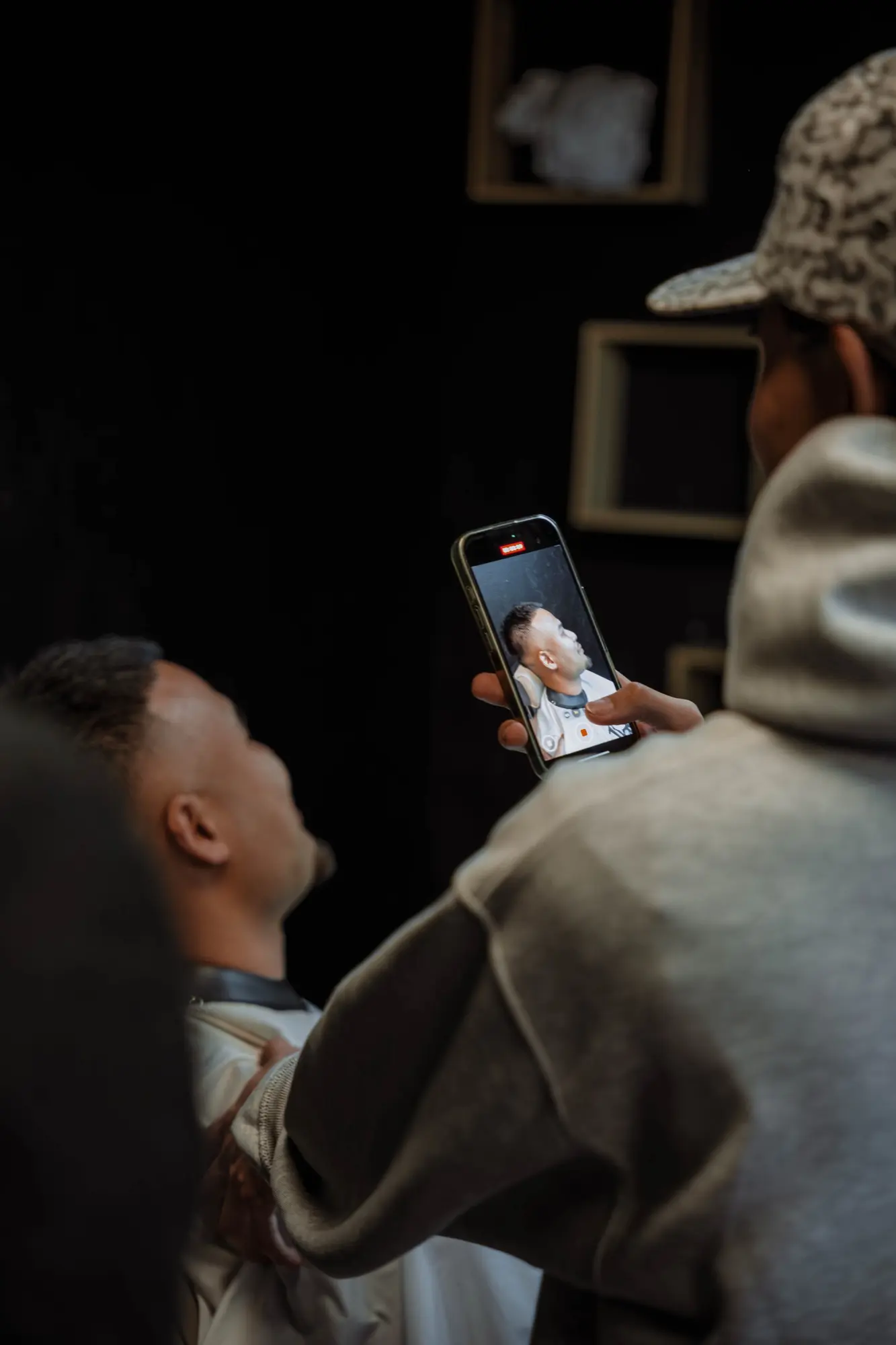 Le barbier montre le résultat à son client