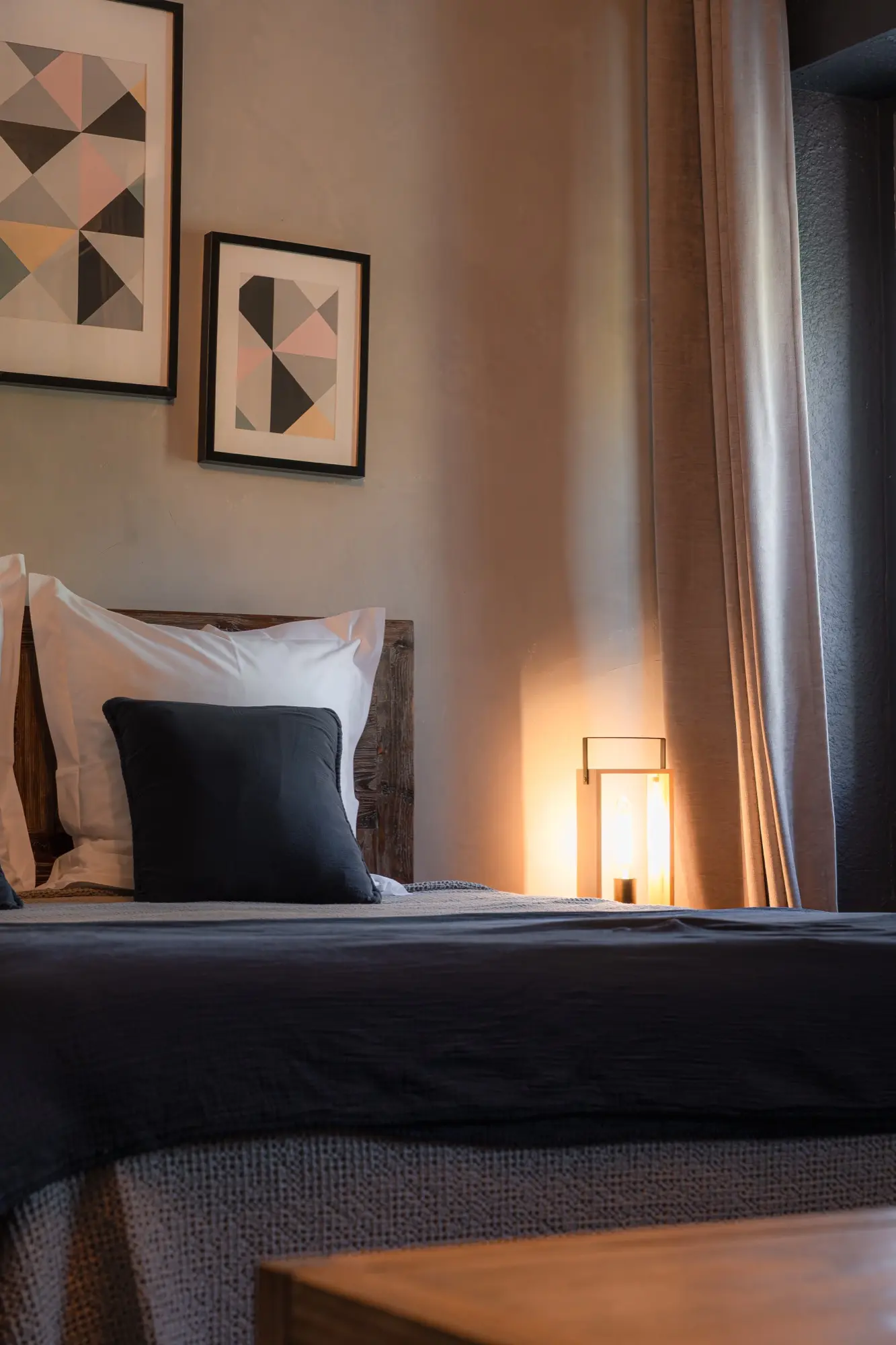 Chambre d'hôtel à la lumière tamisée photographiée en Provence