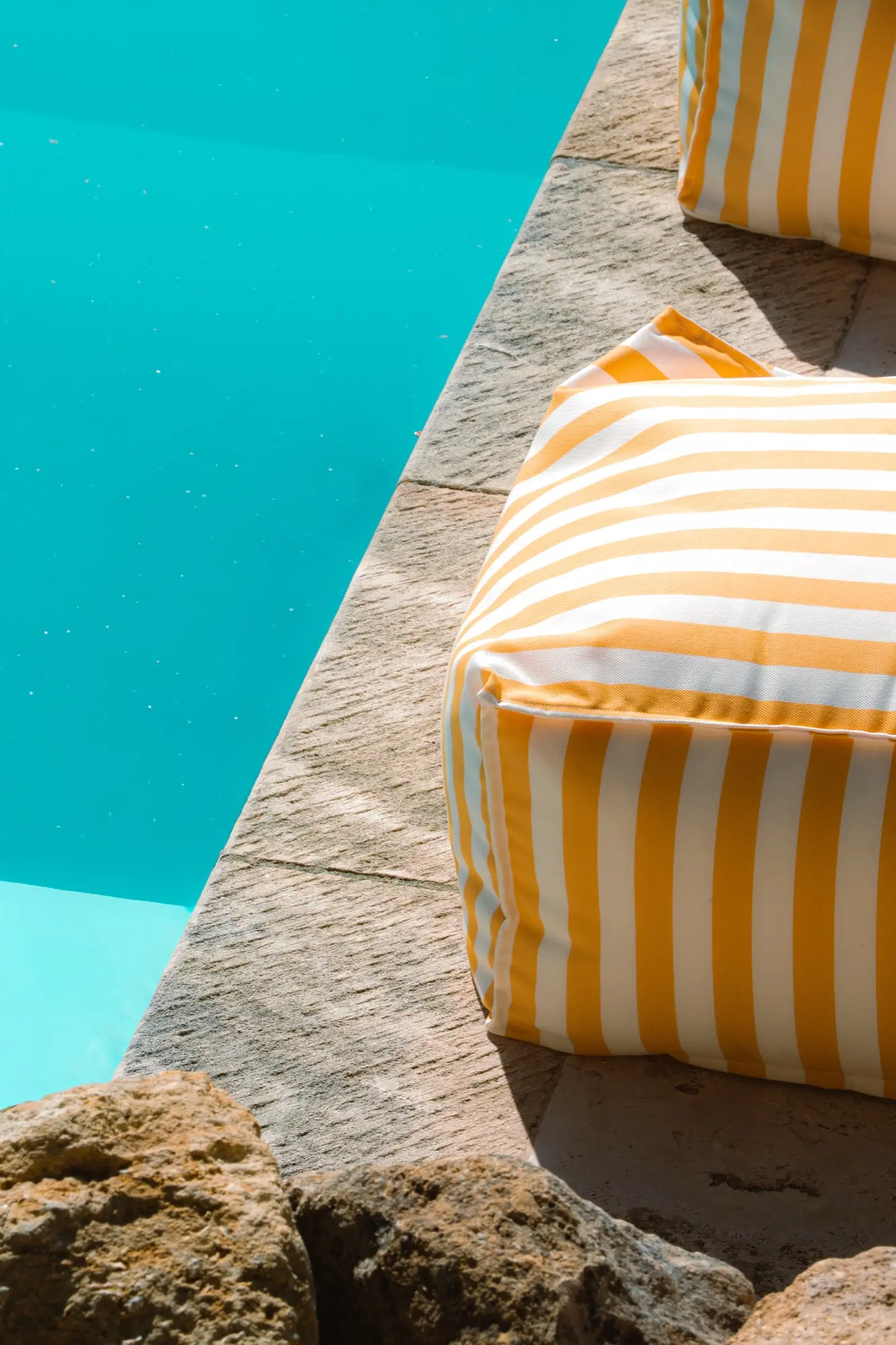 Détail du bord de piscine d'un hôtel en Provence