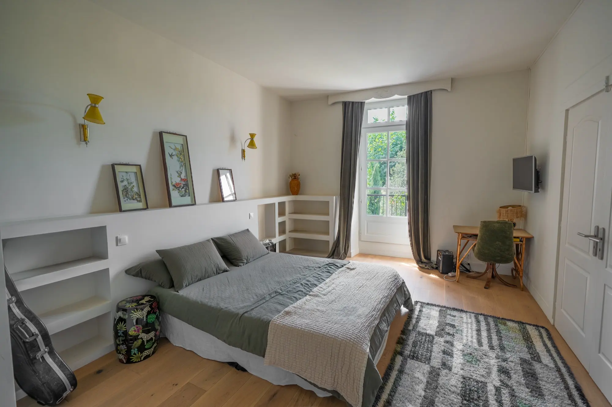 Chambre lumineuse d'une maison en Provence, photographie immobilière