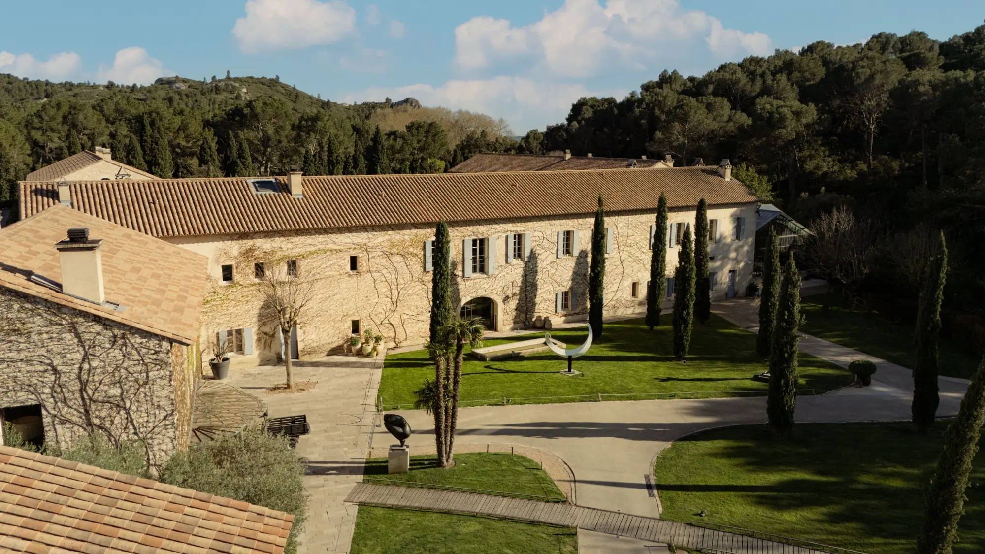 Vue aérienne par drone d'un domaine hôtelier en Provence