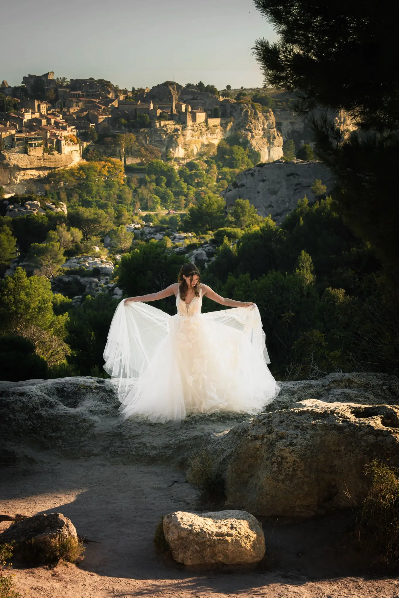 La mariée dans sa robe au coucher du soleil aux Baux-de-Provence