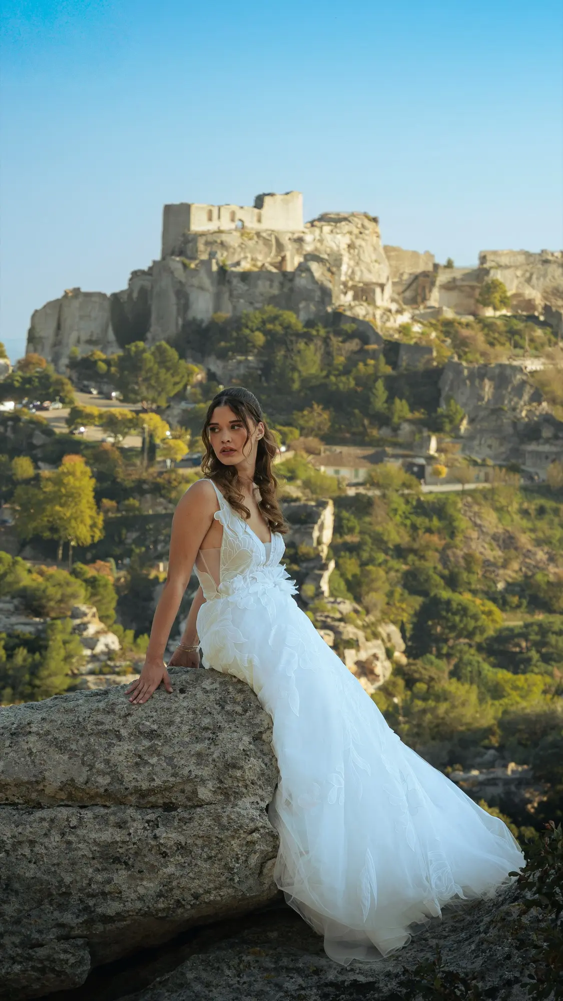 Mariée assise face au château des Baux-de-Provence