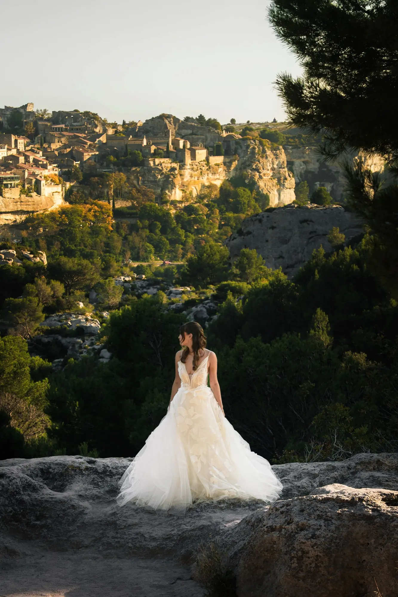 La mariée face au village des Baux-de-Provence