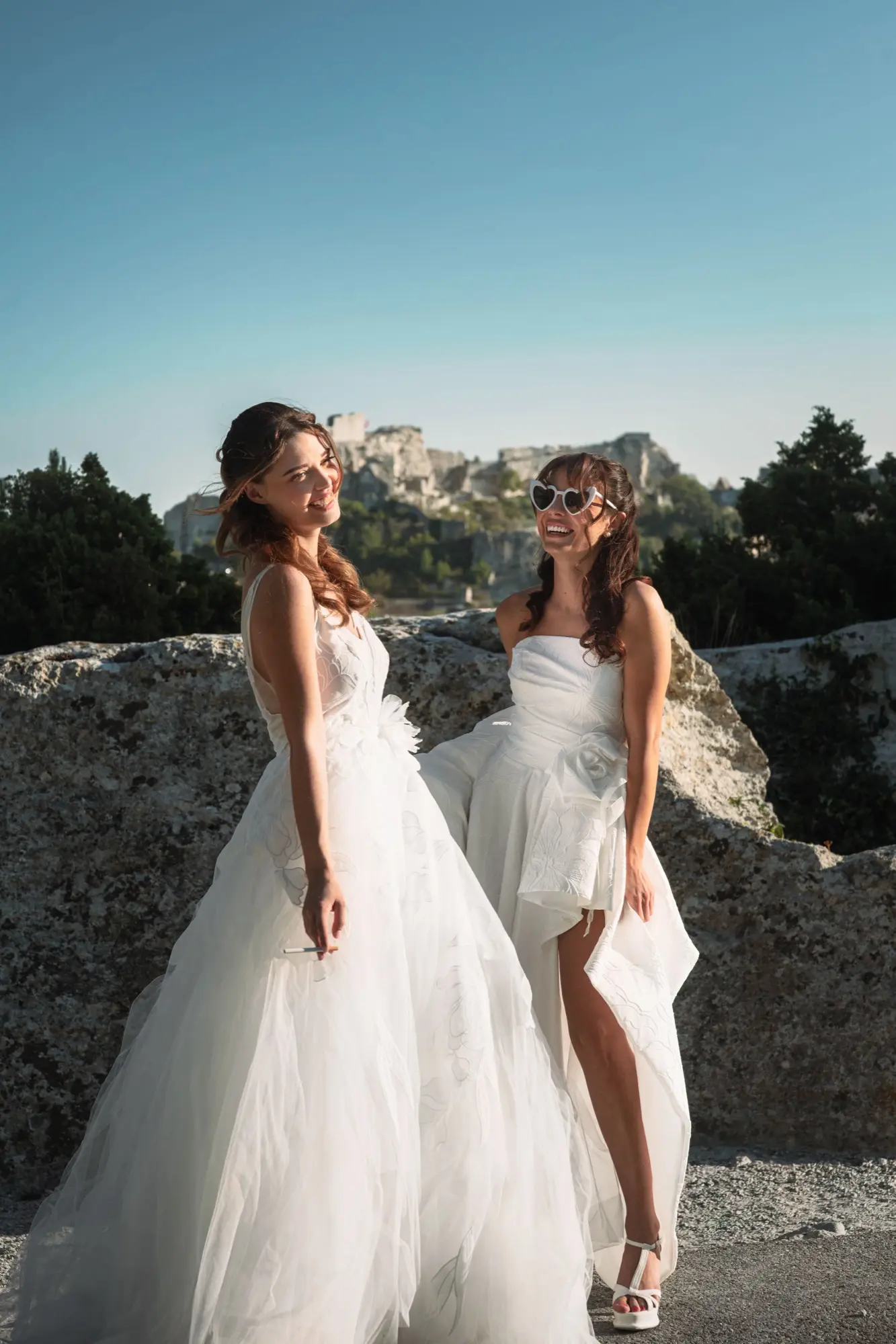 Les mariées devant le paysage des Baux-de-Provence