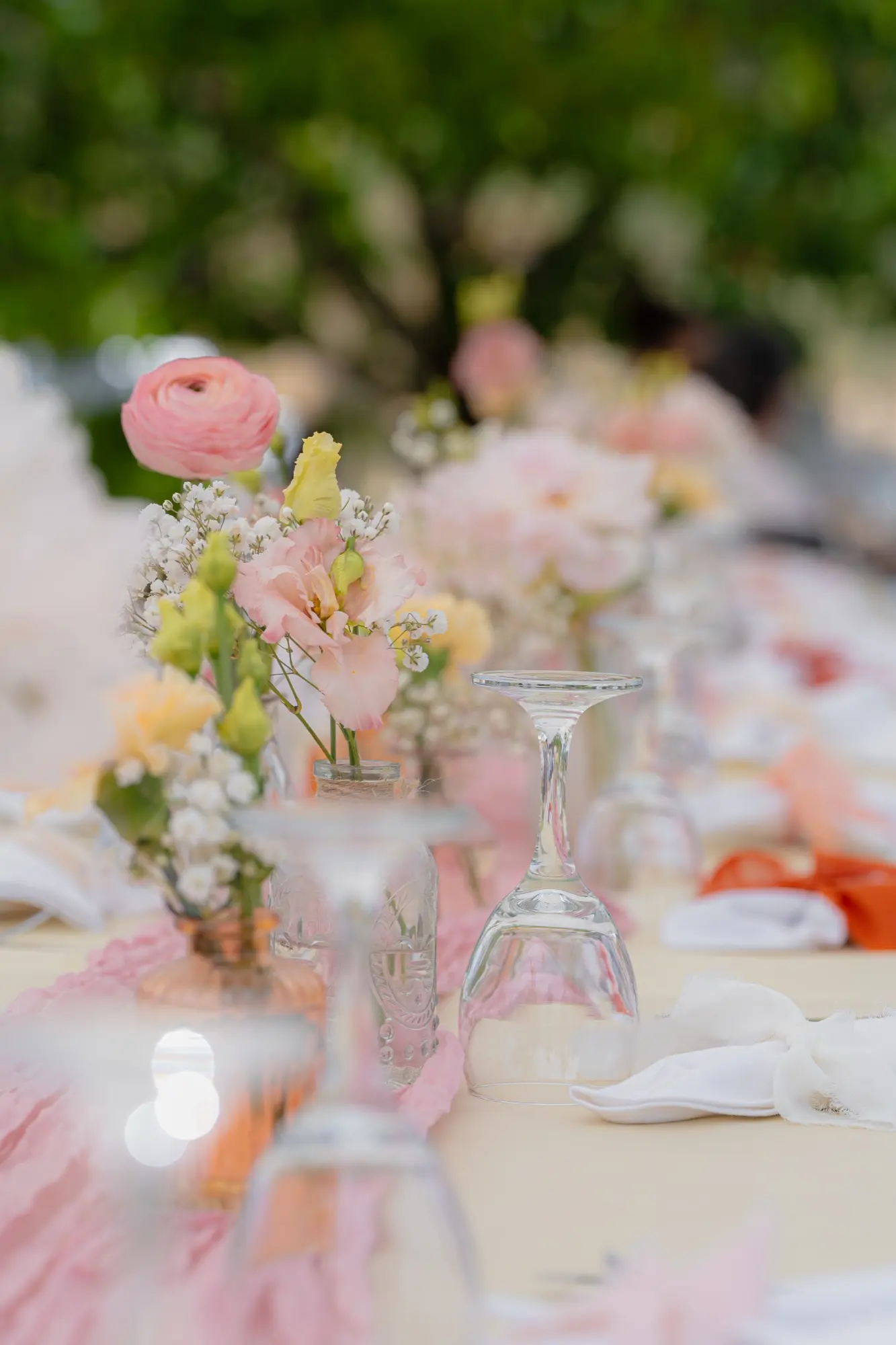 Décoration florale d'une table de mariage en Provence