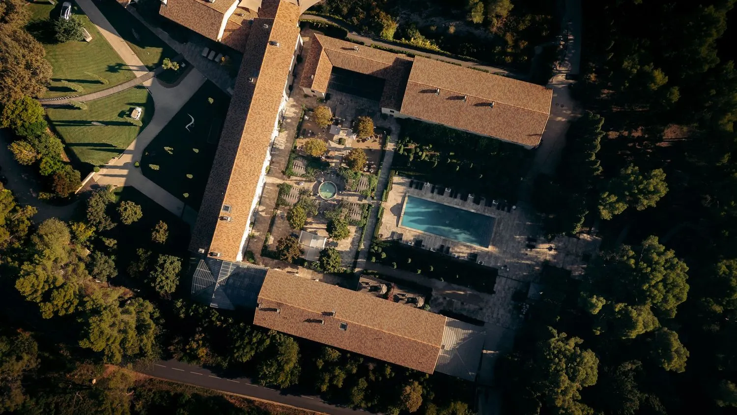 Prise de vue aérienne par drone d'un domaine en Provence, télépilote certifié DGAC
