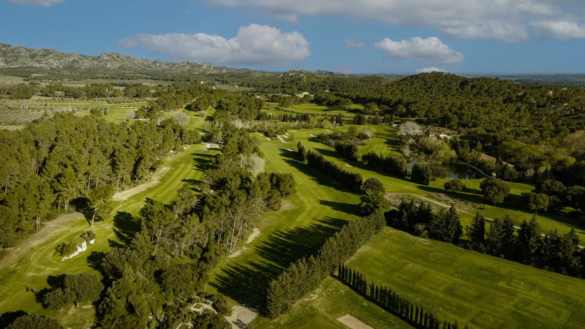 Vue aérienne par drone d'un golf au pied des Alpilles en Provence