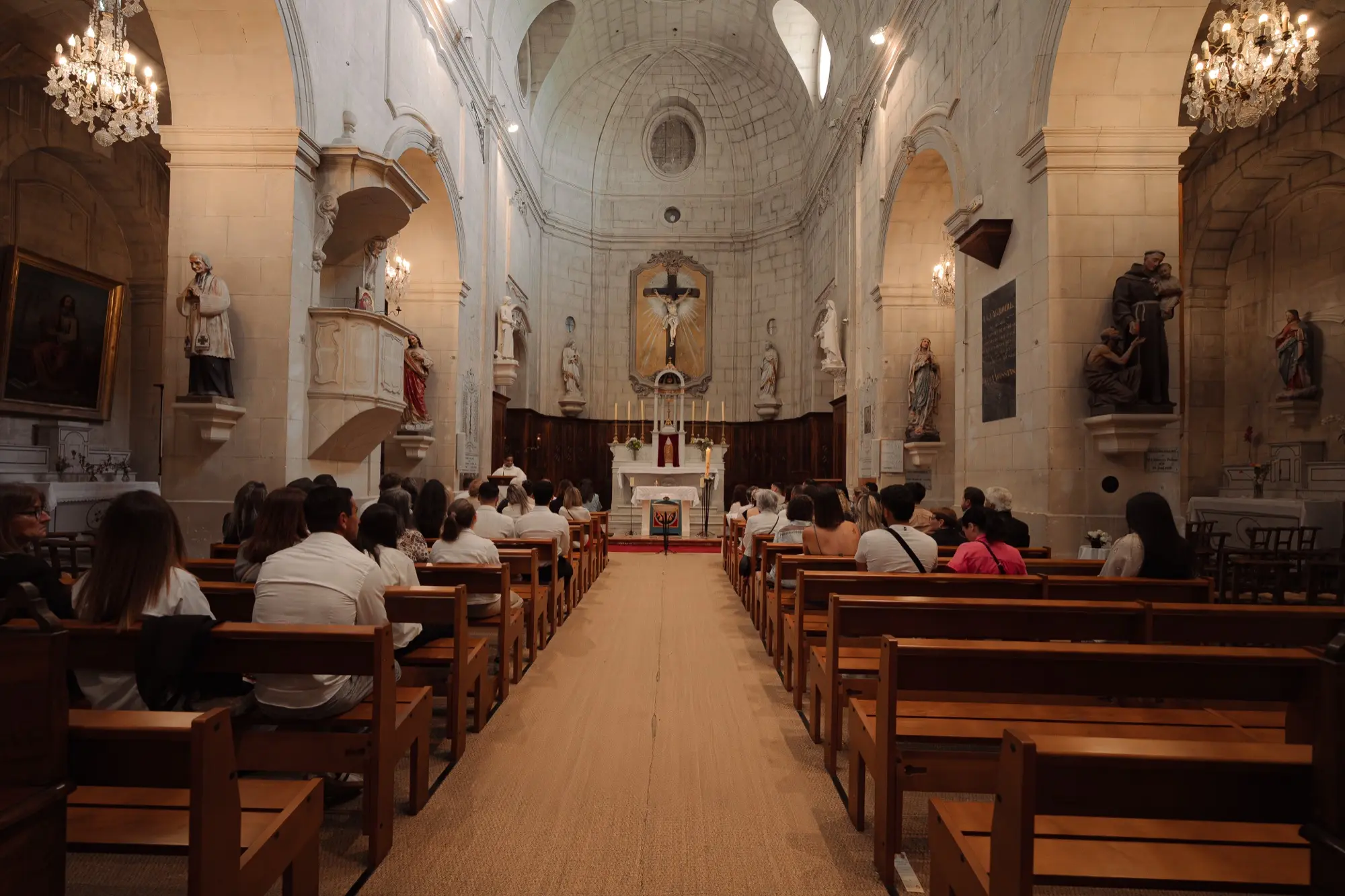 Cérémonie de mariage dans une église en Provence